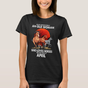 Camiseta Nunca Subestime Uma Mulher Idosa Que Ama Cavalos