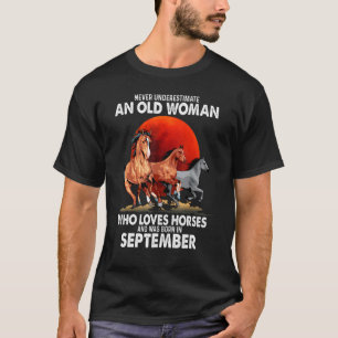 Camiseta Nunca Subestime Uma Mulher Idosa Que Ama Cavalos