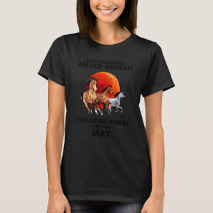 Camiseta Nunca Subestime Uma Mulher Idosa Que Ama Cavalos