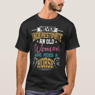 Camiseta Nunca Subestime Uma Mulher Idosa Que Cavalga