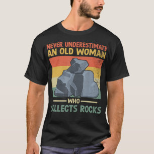 Camiseta Nunca Subestime Uma Mulher Idosa Que Coleciona Ped