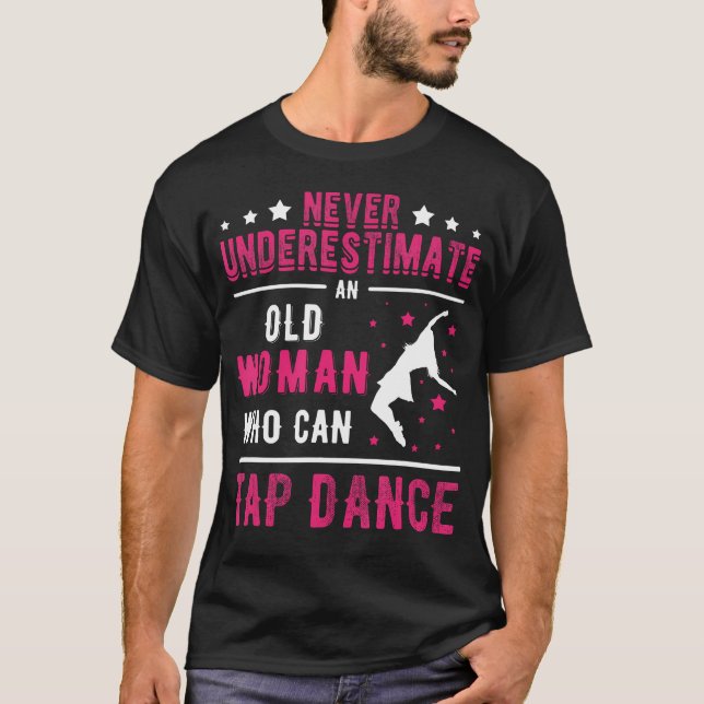 Camiseta Nunca Subestime Uma Mulher Idosa Que Pode Sapatear (Frente)