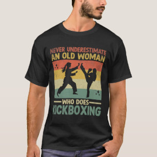 Camiseta Nunca Subestime Uma Mulher Idosa Que Pratica Kickb