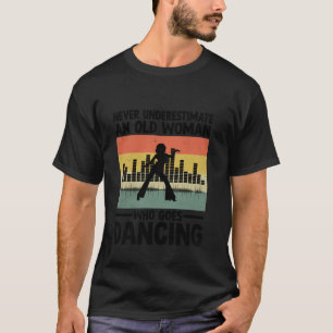 Camiseta Nunca Subestime Uma Mulher Idosa Que Vai Dançar