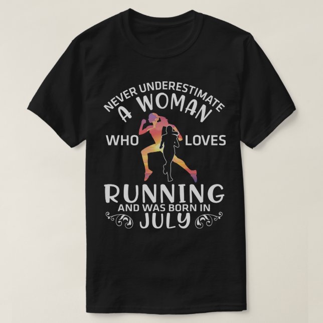 Camiseta Nunca Subestime Uma Mulher Que Adora Correr E (Frente do Design)