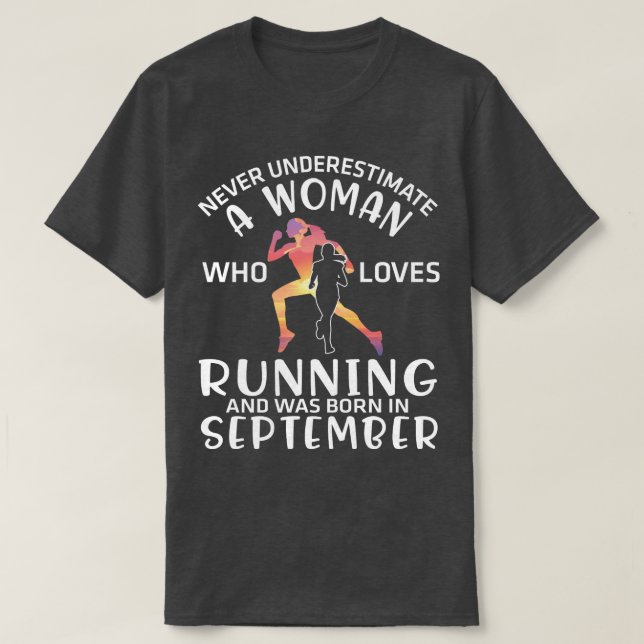 Camiseta Nunca Subestime Uma Mulher Que Adora Correr E (Frente do Design)