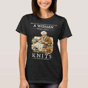 Camiseta Nunca subestime uma mulher que ainda tricota
