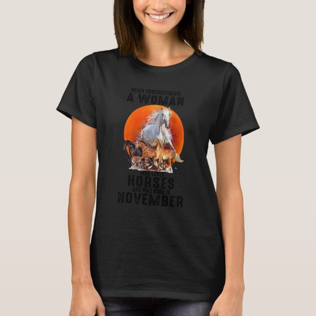 Camiseta Nunca Subestime Uma Mulher Que Ama Cavalos Novem (Frente)