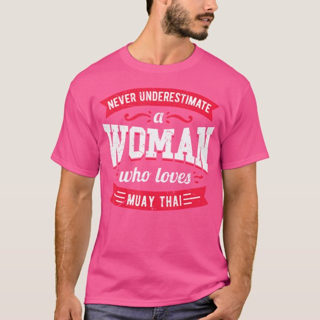Camiseta Nunca Subestime Uma Mulher Que Ama Muay Tailandês (Frente)