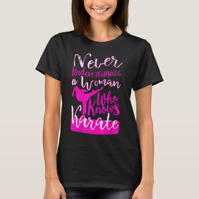 Camiseta Nunca subestime uma mulher que conheça a citação d (Frente)