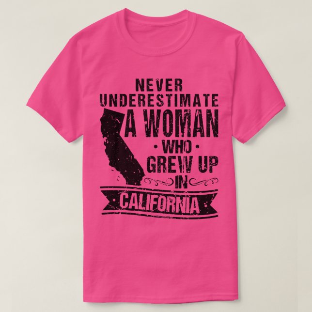 Camiseta Nunca Subestime Uma Mulher Que Cresceu Na Califórn (Frente do Design)