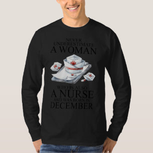 Camiseta Nunca Subestime Uma Mulher Que É Nascer De Enferme