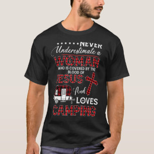 Camiseta Nunca subestime uma mulher que está coberta pelo b