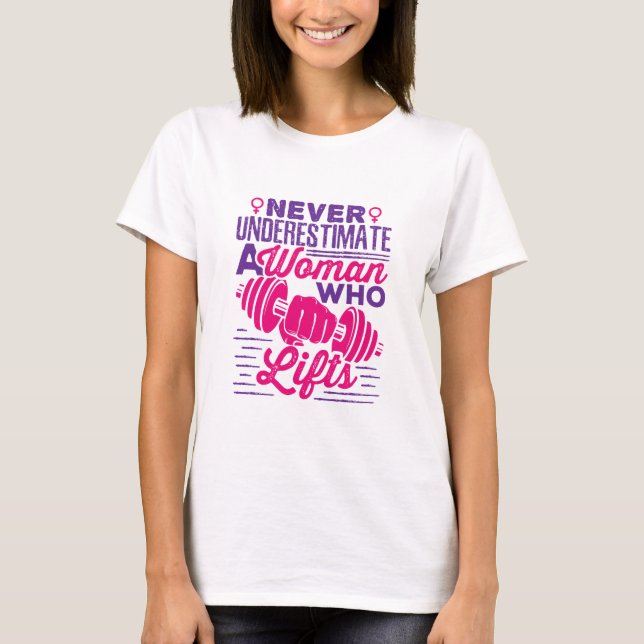 Camiseta Nunca subestime uma mulher que levanta (Frente)