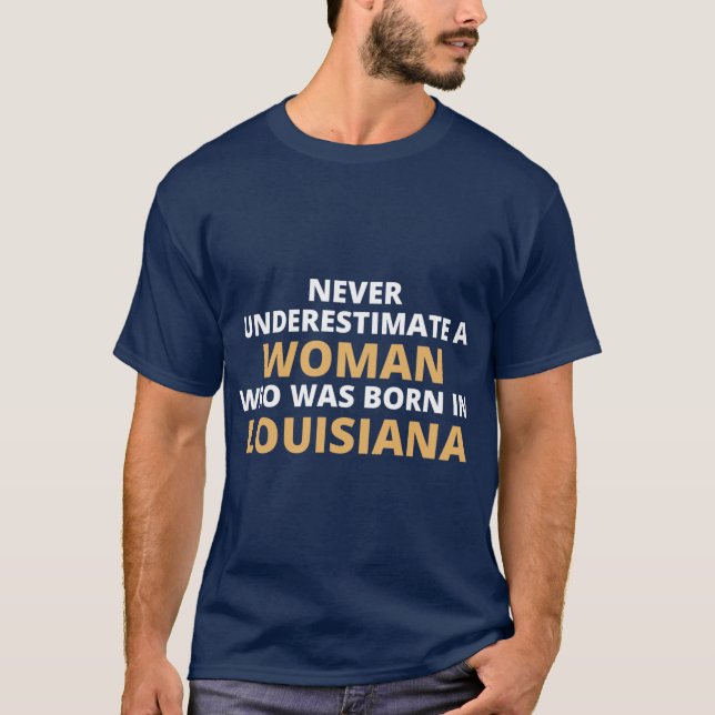 Camiseta Nunca Subestime Uma Mulher Que Nasceu Em (Frente)