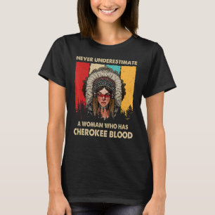 Camiseta Nunca Subestime Uma Mulher Que Tem Sangue Cherokee
