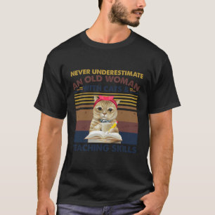 Camiseta Nunca Subestime Uma Mulher Velha Com Professora De