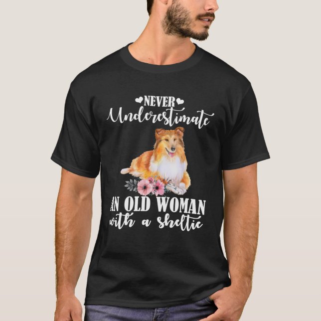 Camiseta Nunca Subestime Uma Mulher Velha Com Sheltie (Frente)