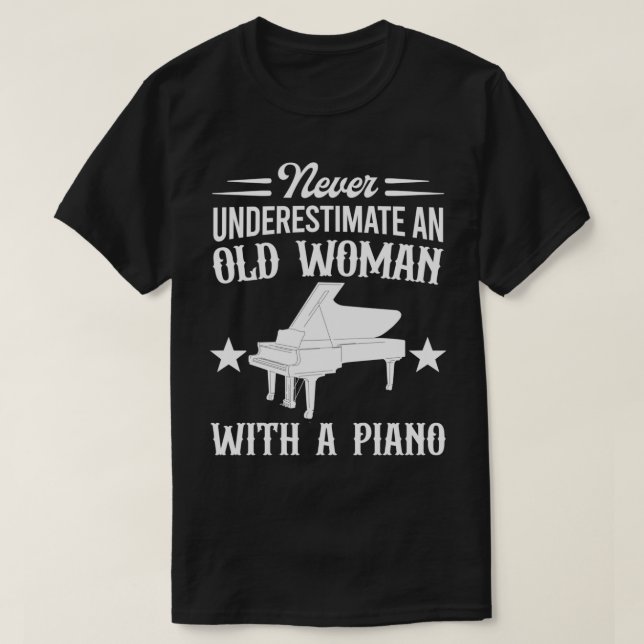 Camiseta Nunca Subestime Uma Mulher Velha Com Um Amor Piano (Frente do Design)