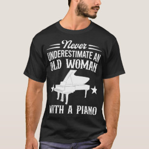 Camiseta Nunca Subestime Uma Mulher Velha Com Um Amor Piano