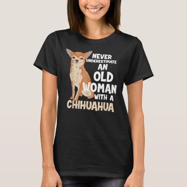 Camiseta Nunca Subestime Uma Mulher Velha Com Um Chihuahua (Frente)
