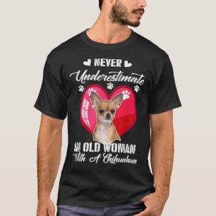 Camiseta Nunca Subestime Uma Mulher Velha Com Um Chihuahua