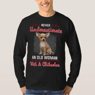 Camiseta Nunca Subestime Uma Mulher Velha Com Um Chihuahua