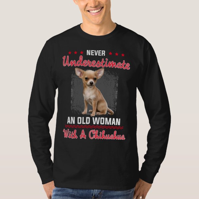 Camiseta Nunca Subestime Uma Mulher Velha Com Um Chihuahua (Frente)