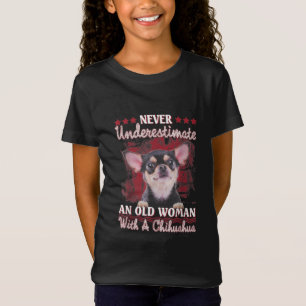 Camiseta Nunca Subestime Uma Mulher Velha Com Um Chihuahua