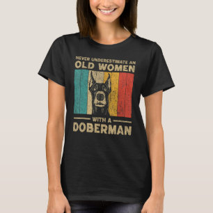 Camiseta Nunca Subestime Uma Mulher Velha Com Um Doberman P