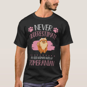 Camiseta Nunca Subestime Uma Mulher Velha Com Um Pomeranian