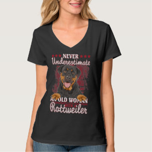 Camiseta Nunca Subestime Uma Mulher Velha Com Um Rottweiler