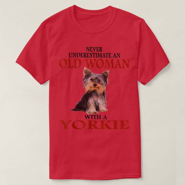 Camiseta Nunca Subestime Uma Mulher Velha Com Um YORKIE (Frente do Design)