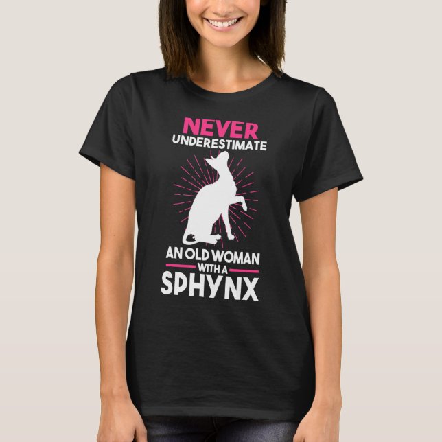 Camiseta Nunca Subestime Uma Mulher Velha Com Uma Esfinge (Frente)