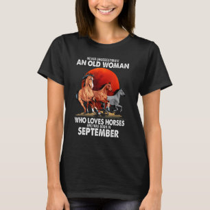 Camiseta Nunca Subestime Uma Mulher Velha Que Ama Cavalos
