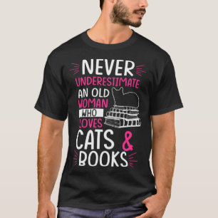 Camiseta Nunca subestime uma mulher velha que ama gatos