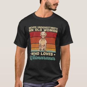 Camiseta Nunca Subestime Uma Mulher Velha Que Ama Mini Sc