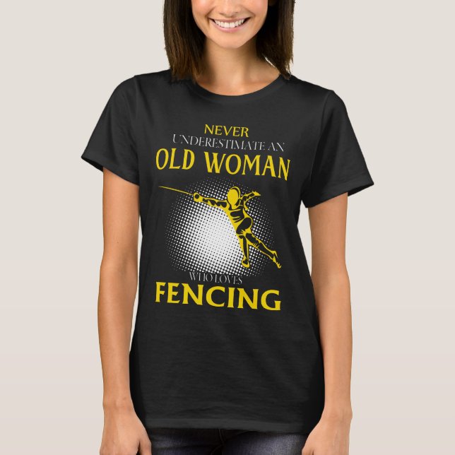 Camiseta Nunca subestime uma mulher velha que ama o FENCING (Frente)