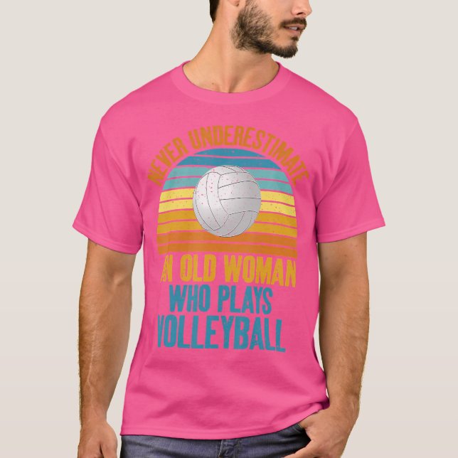 Camiseta Nunca Subestime Uma Mulher Velha Que Joga Volleyb (Frente)