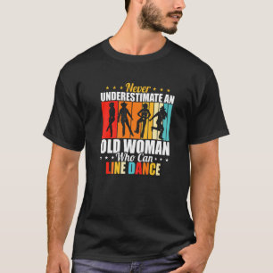 Camiseta Nunca Subestime Uma Mulher Velha Que Possa Alinhar