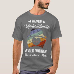 Camiseta Nunca Subestime Uma Mulher Velha Que Também É Nur
