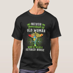 Camiseta Nunca Subestime Uma Mulher Velha Que Também É Um