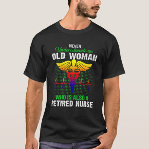 Camiseta Nunca Subestime Uma Mulher Velha Que Também É Um