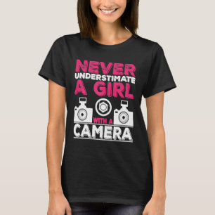 Camiseta Nunca Subestime Uma Rapariga Com Um Pho De Uma Câm