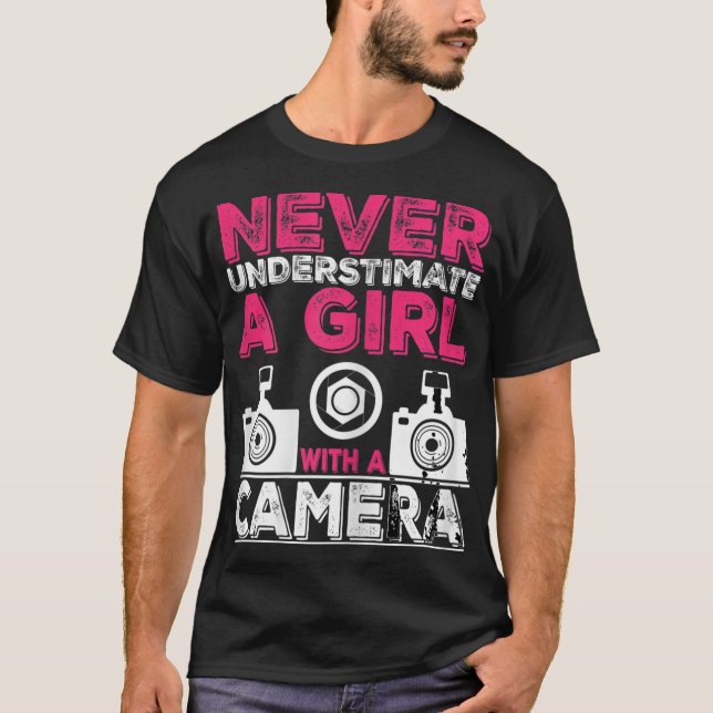 Camiseta Nunca Subestime Uma Rapariga Com Uma Câmera - Ph R (Frente)