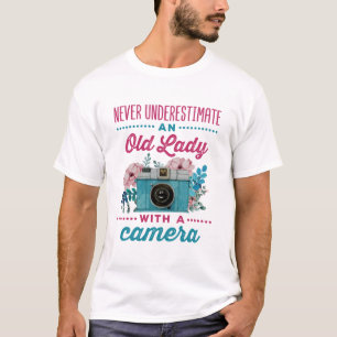 Camiseta Nunca subestime uma senhora velha com uma câmera
