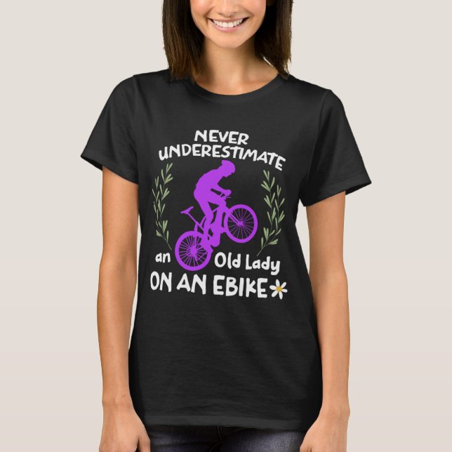 Camiseta Nunca subestime uma senhora velha em um Ebike Engr (Frente)