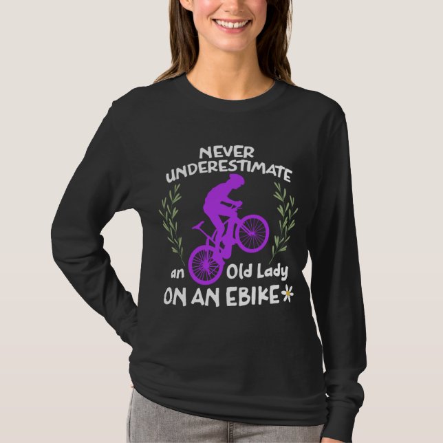 Camiseta Nunca subestime uma senhora velha em um Ebike Engr (Frente)