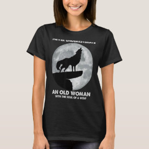 Camiseta Nunca subestime uma velha com a alma de