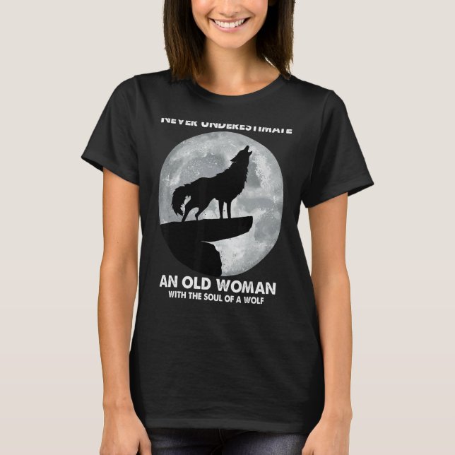 Camiseta Nunca subestime uma velha com a alma de (Frente)